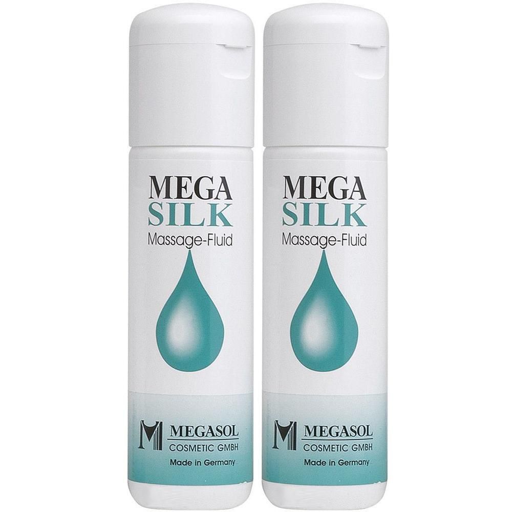 Zwei weiße Flaschen mit Klappdeckel. Aufschrift: MEGA SILK Massage-Fluid. Darunter ein Tropfen. Logo: MEGASOL COSMETIC GMBH. Made in Germany.