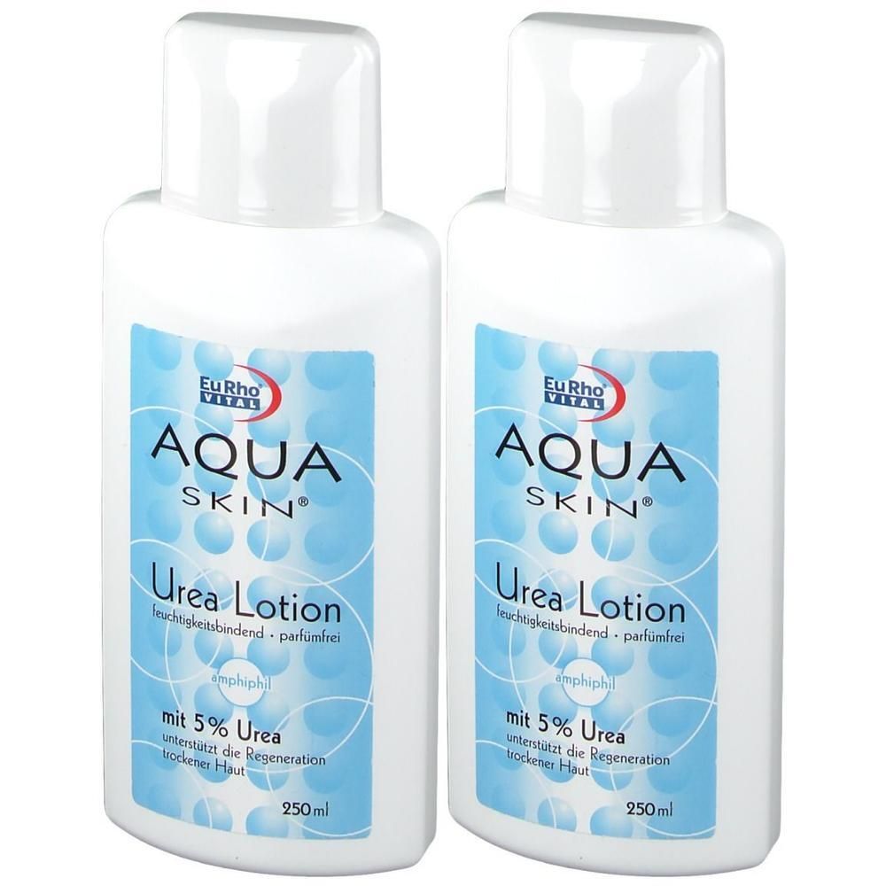 Zwei weiße Flaschen mit blauen Etiketten. Aufschrift: AQUA SKIN Urea Lotion, 5% Urea. 250ml. EuRho Vital Logo.