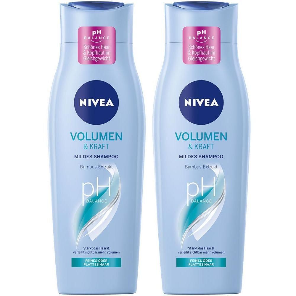 Zwei Flaschen NIVEA VOLUMEN & KRAFT Shampoo. Hellblaue Flaschen mit blauer Schrift und pinkfarbenem Etikett. pH Balance.