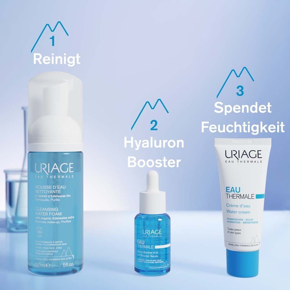 Drei Produkte: Reinigungsschaum, Hyaluron Booster, Wassercreme. Text: Reinigt, Hyaluron Booster, spendet Feuchtigkeit.