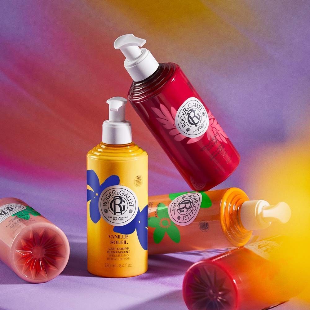 Mehrere Flaschen Körperlotion. Logo ROGER & GALLET. Verschiedene Farben und Designs.