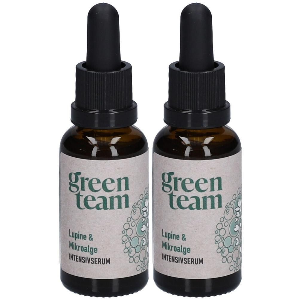 Zwei braune Glasflaschen mit schwarzen Pipetten. Auf den Etiketten steht "green team", "Lupine & Mikroalge Intensivserum".
