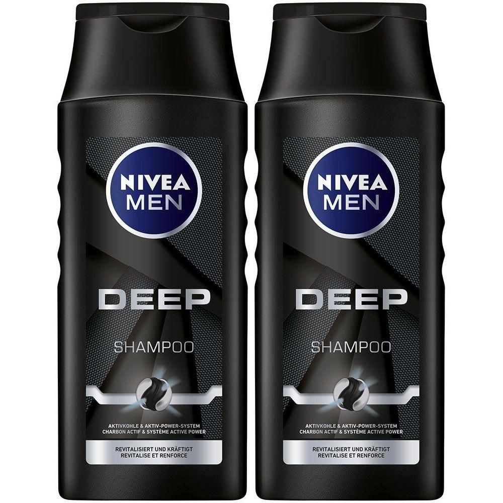 Zwei schwarze Flaschen NIVEA MEN Deep Shampoo. Blaue Logos und Schriftzüge. Graue Akzente. Aufschrift: Deep Shampoo.
