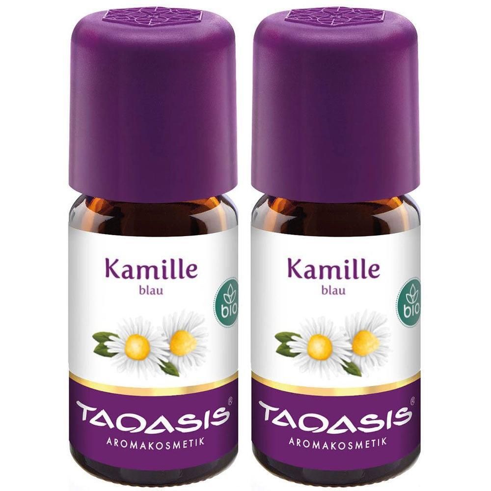 Zwei kleine Glasflaschen mit lila Deckeln. Auf den Etiketten steht "Kamille blau" und "TAOASIS". Bio-Siegel.