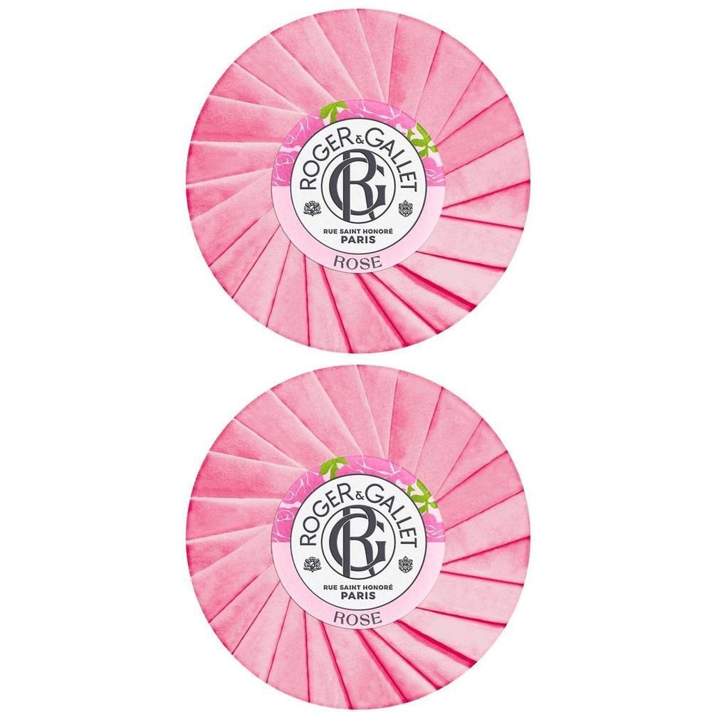 Zwei runde, rosa Seifenstücke mit Papierverpackung. Auf der Verpackung ist das Logo von ROGER&GALLET und der Schriftzug "ROSE" zu sehen.