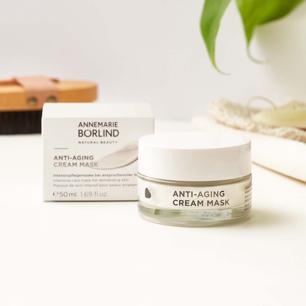 Tiegel Anti-Aging Cream Mask neben Verpackung. Verpackung und Tiegel weiß. Aufschrift: Annemarie Börlind, Anti-Aging Cream Mask, 50ml.