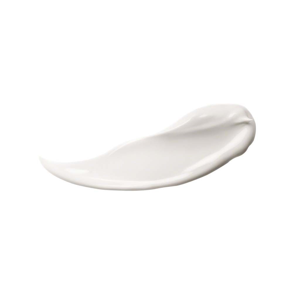 Ausgestrichene Creme. Weiße Creme auf weißem Hintergrund. Creme-Struktur sichtbar.