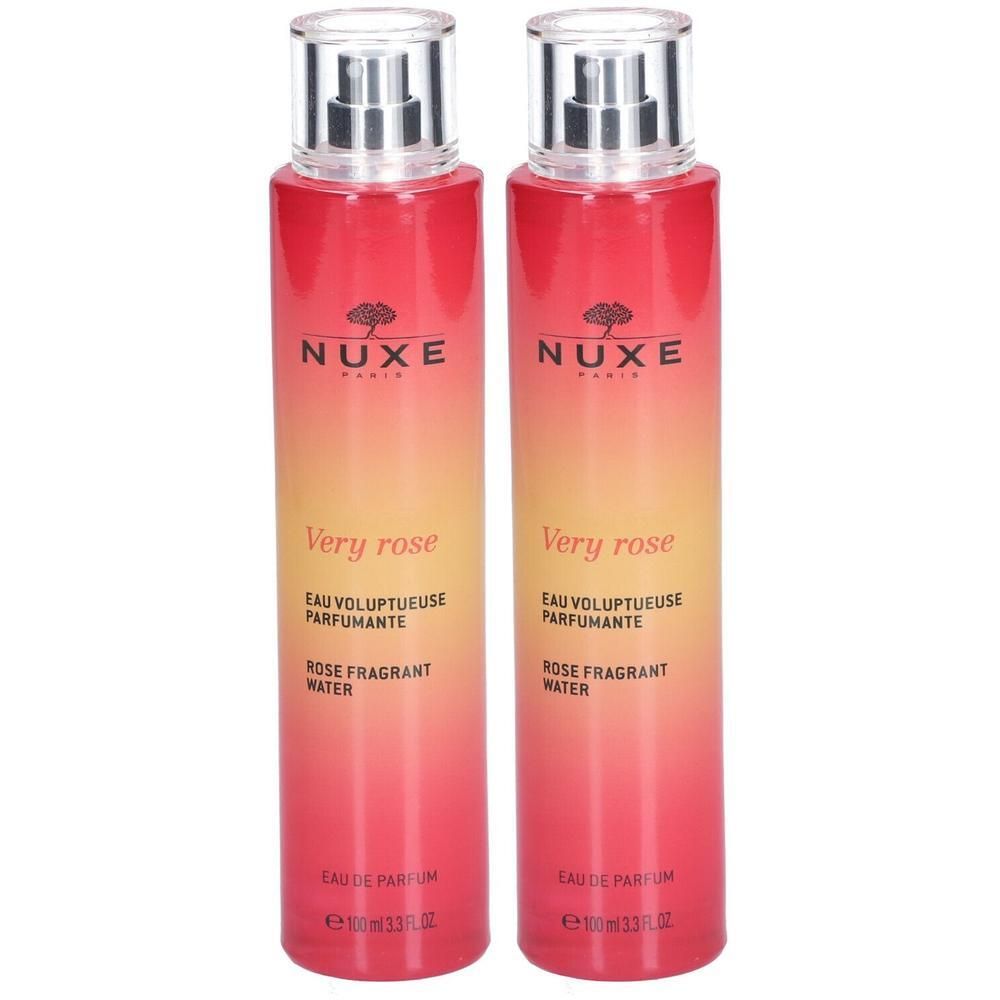 Zwei Flakons mit Sprühkopf. Aufschrift: NUXE, Very rose, Eau voluptueuse parfumante, Rose fragrant water. Farbverlauf von Rot nach Gelb.