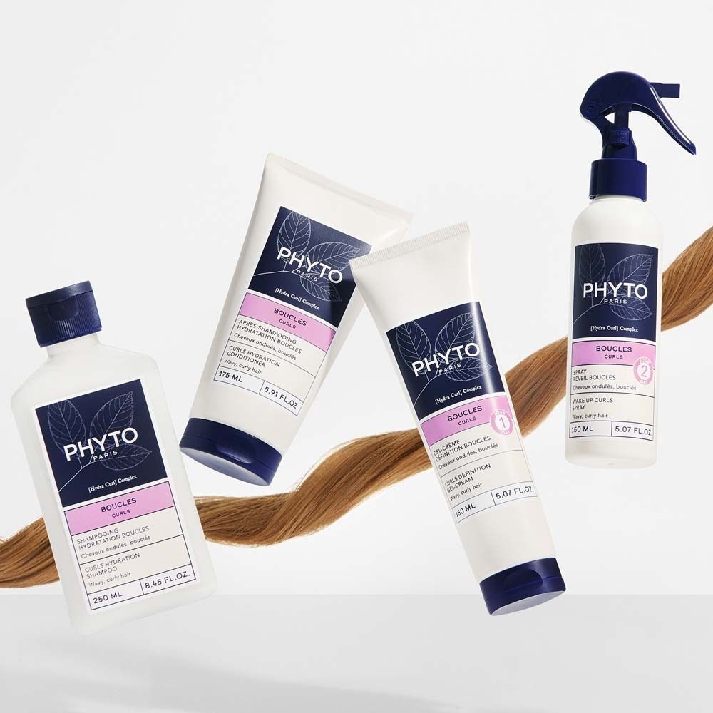 Vier Produkte PHYTO PARIS Curls. Weiße Verpackung mit blauen und rosa Etiketten. Text: Curls, Gel-Creme, Shampoo, 250 ml, 8.45 FL.OZ.
