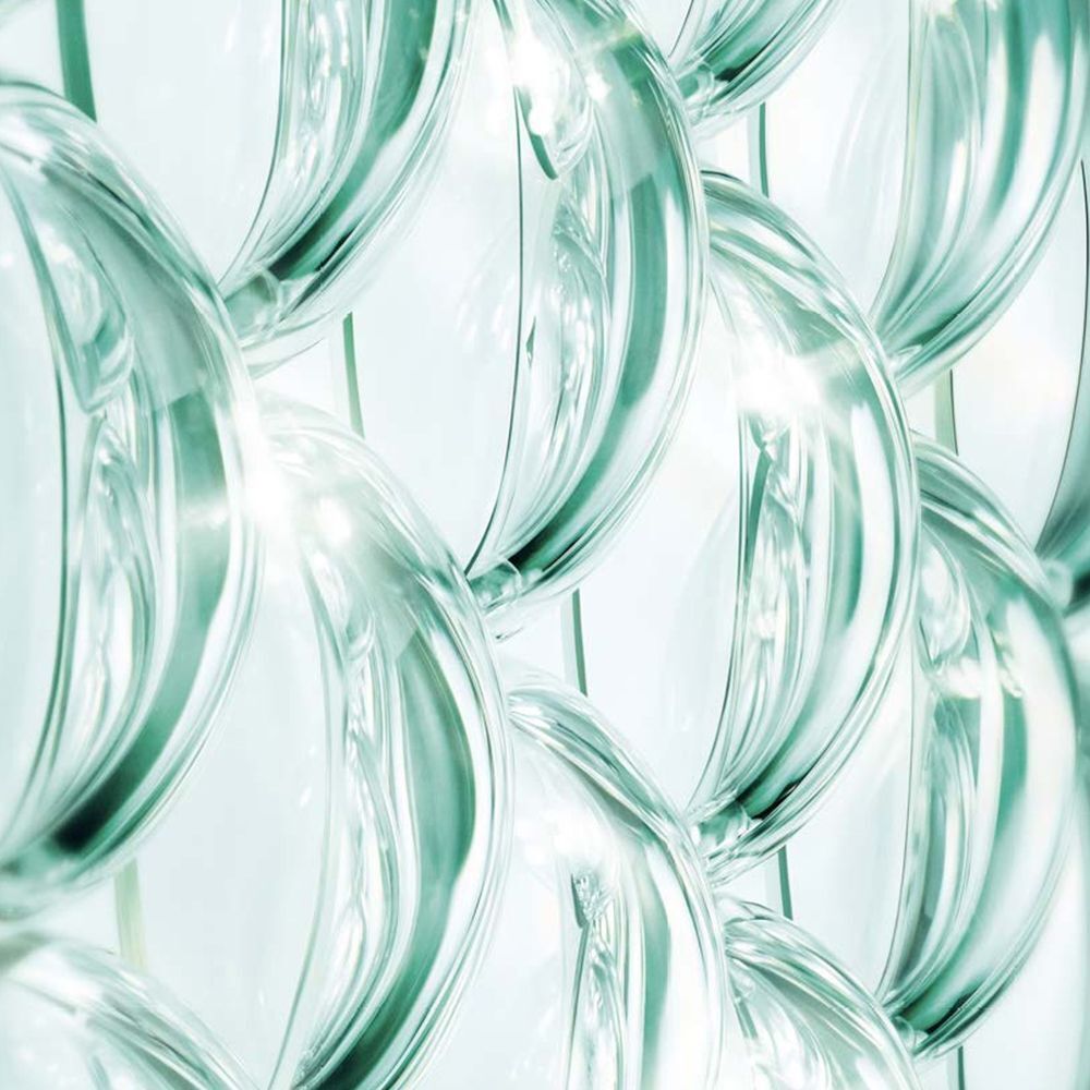 Nahaufnahme von transparenten, tropfenförmigen Elementen, die sich überlappen und eine strukturierte Oberfläche bilden.