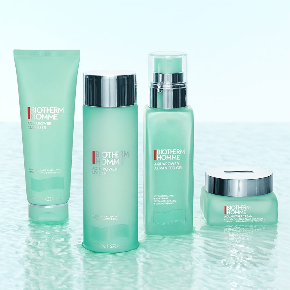 Vier Produkte auf einer Oberfläche. BIOTHERM HOMME Produkte: Reiniger, Lotion, Gel und Creme. Türkisgrüne Verpackungen.