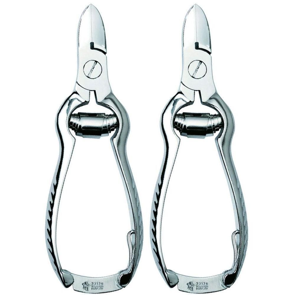 Zwei silberfarbene Nagelzangen. Metall, ergonomische Griffe, gebogene Schneiden. Gelenk mit Schraube. Aufschrift 3313a.