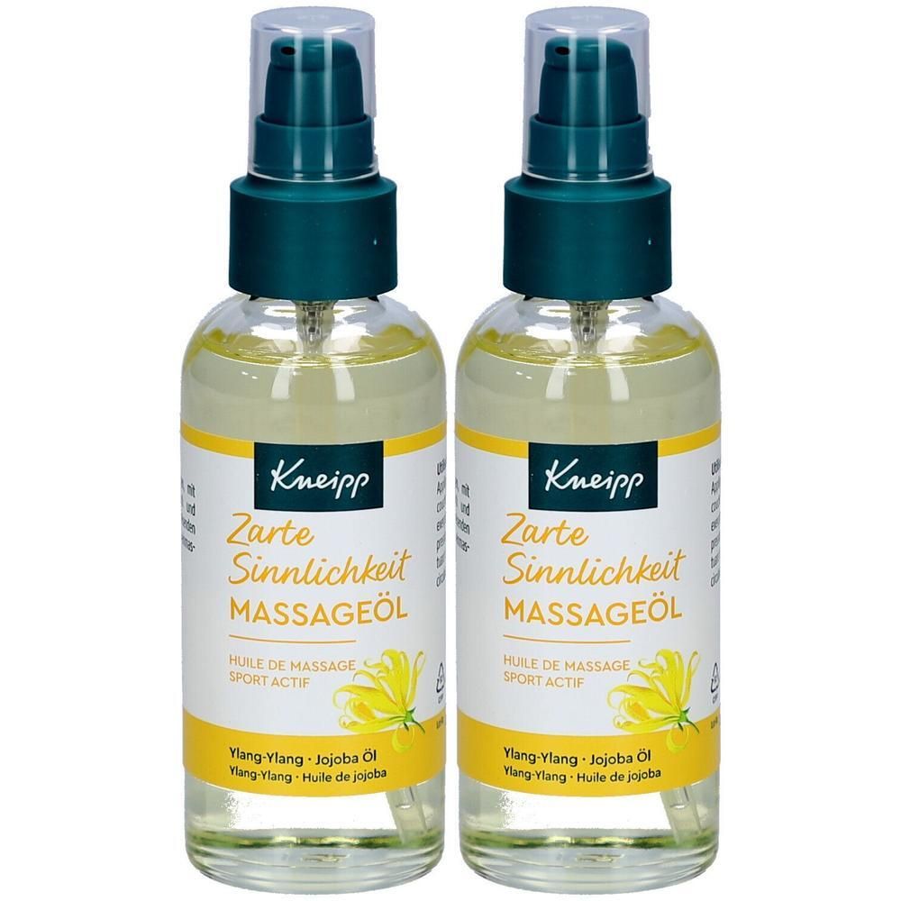Zwei Flaschen Kneipp Massageöl. Klare Glasflaschen mit grünem Sprühkopf. Beschriftung: Zarte Sinnlichkeit Massageöl. Ylang-Ylang-Jojoba Öl.