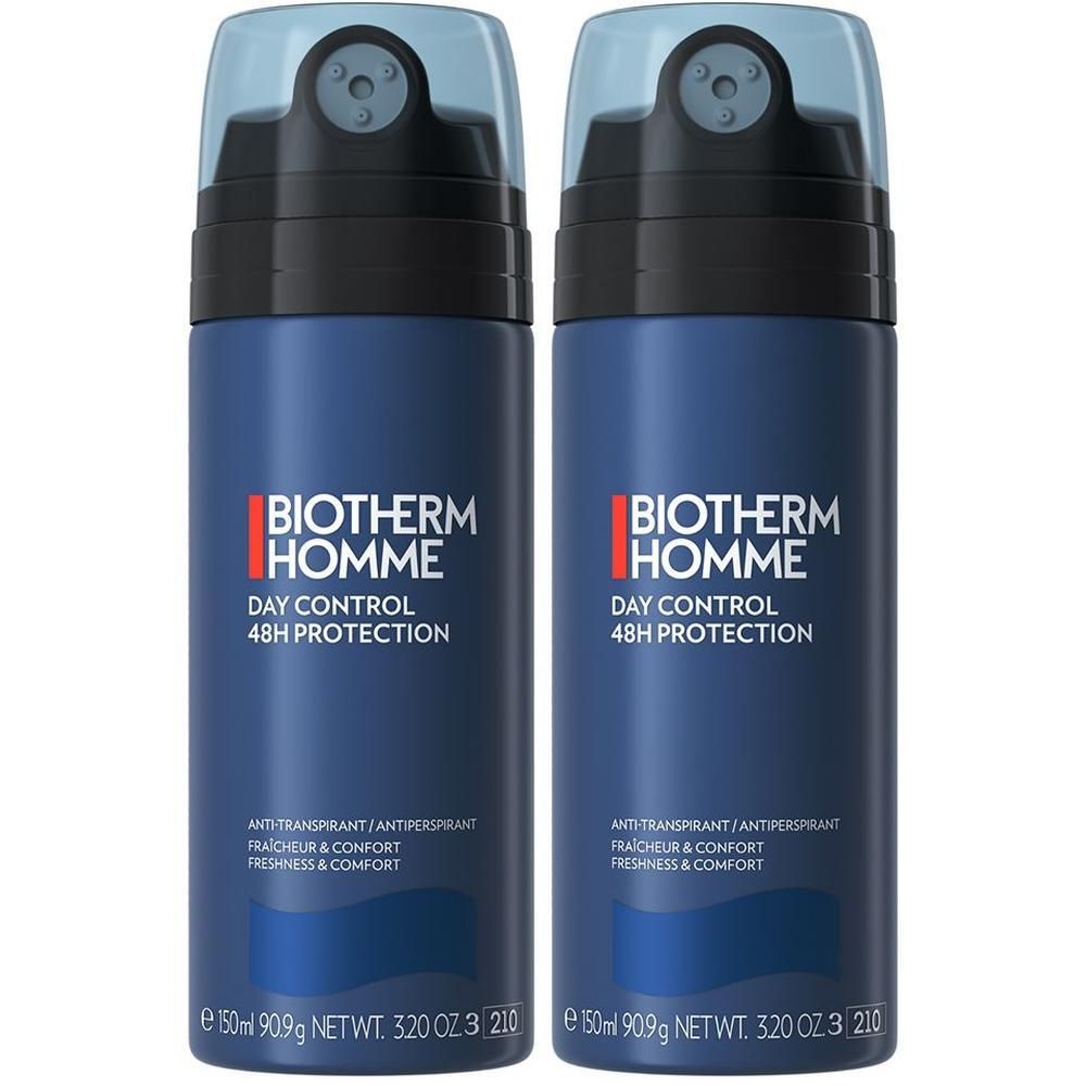 Zwei blaue Deosprays. Schwarzer Sprühkopf mit blauem Deckel. Aufschrift: BIOTHERM HOMME, DAY CONTROL 48H PROTECTION.