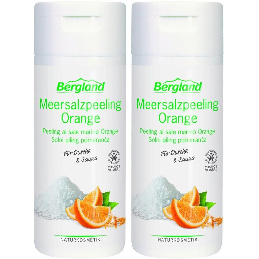 Zwei weiße Flaschen mit grünem Etikett. Aufschrift: Meersalzpeeling Orange. Abbildung von Salz, Orangen und Blättern. Naturkosmetik.