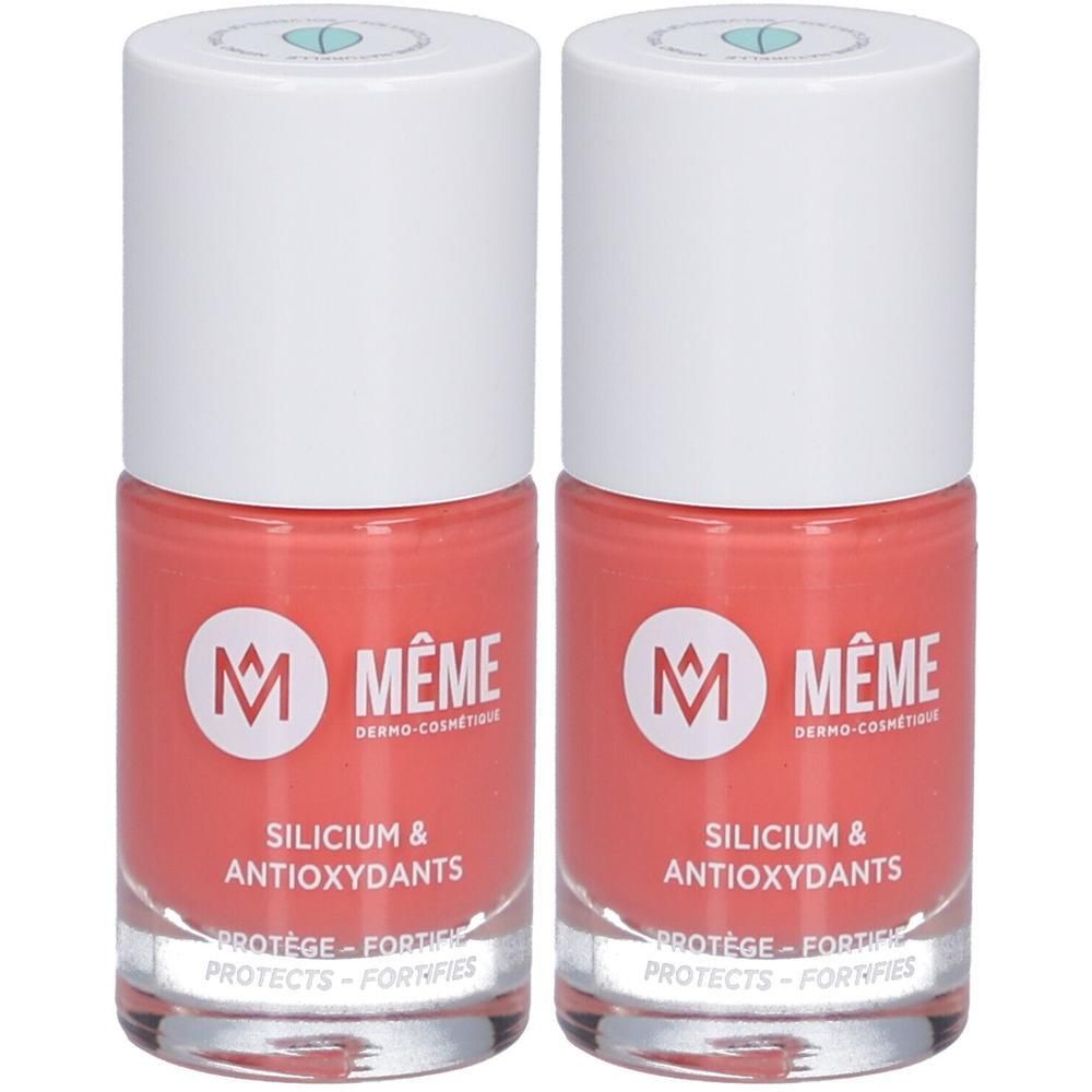 Zwei Flakons Nagellack, melonenrosa. Weißer Deckel, rosafarbener Lack. Aufschrift: MÊME, SILICIUM & ANTIOXYDANTS, PROTEGE - FORTIFIES.