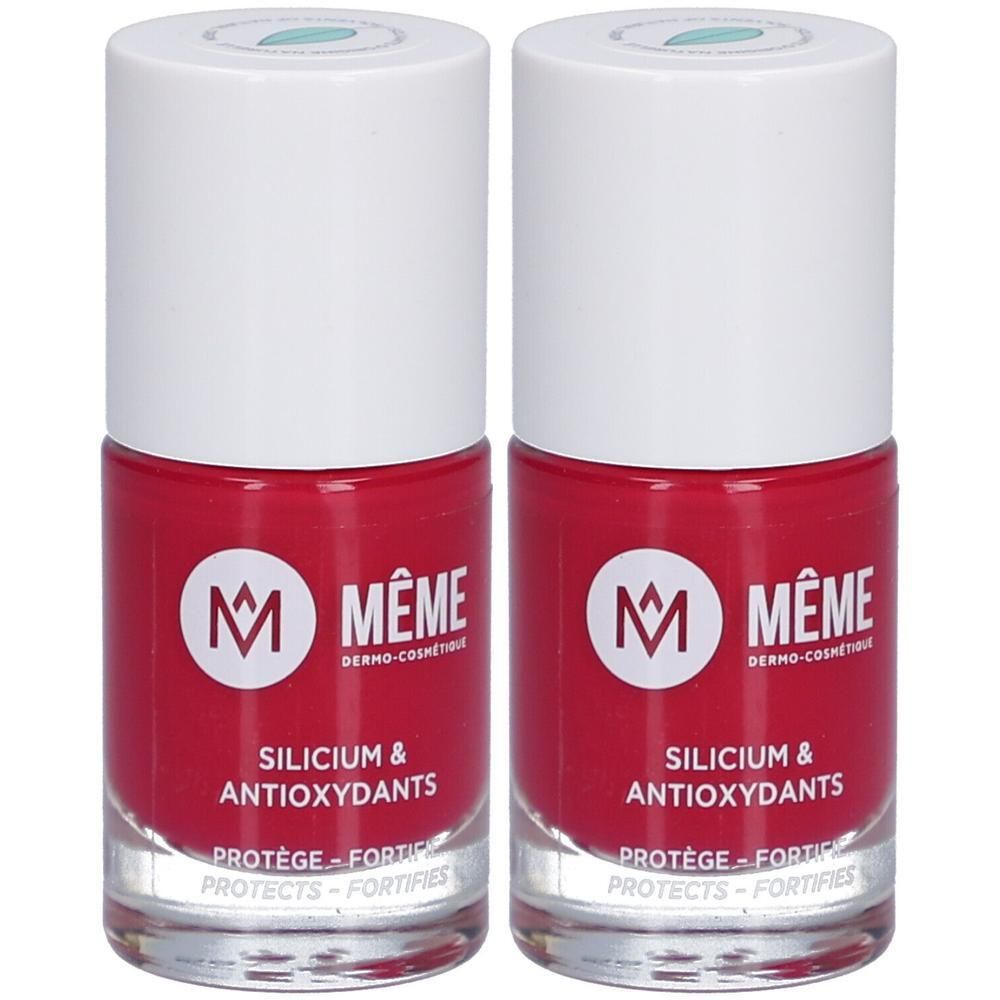 Zwei Flaschen Nagellack mit roter Flüssigkeit. Aufschrift: MÊME, Silicium & Antioxidantien. Weiße Kappe.