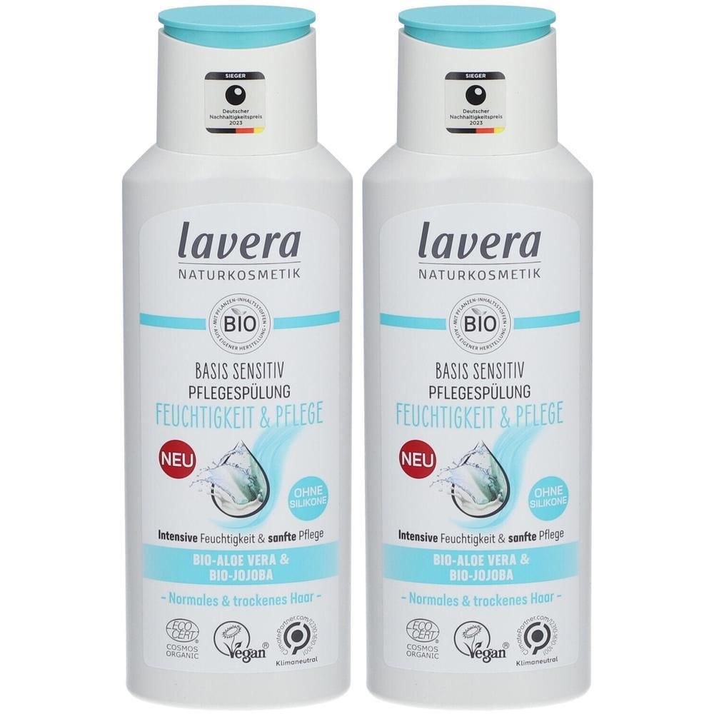 Zwei weiße Flaschen mit blauem Deckel. Aufschrift: lavera NATURKOSMETIK, BASIS SENSITIV, FEUCHTIGKEIT & PFLEGE. Mit Bio-Siegel und Vegan-Logo.
