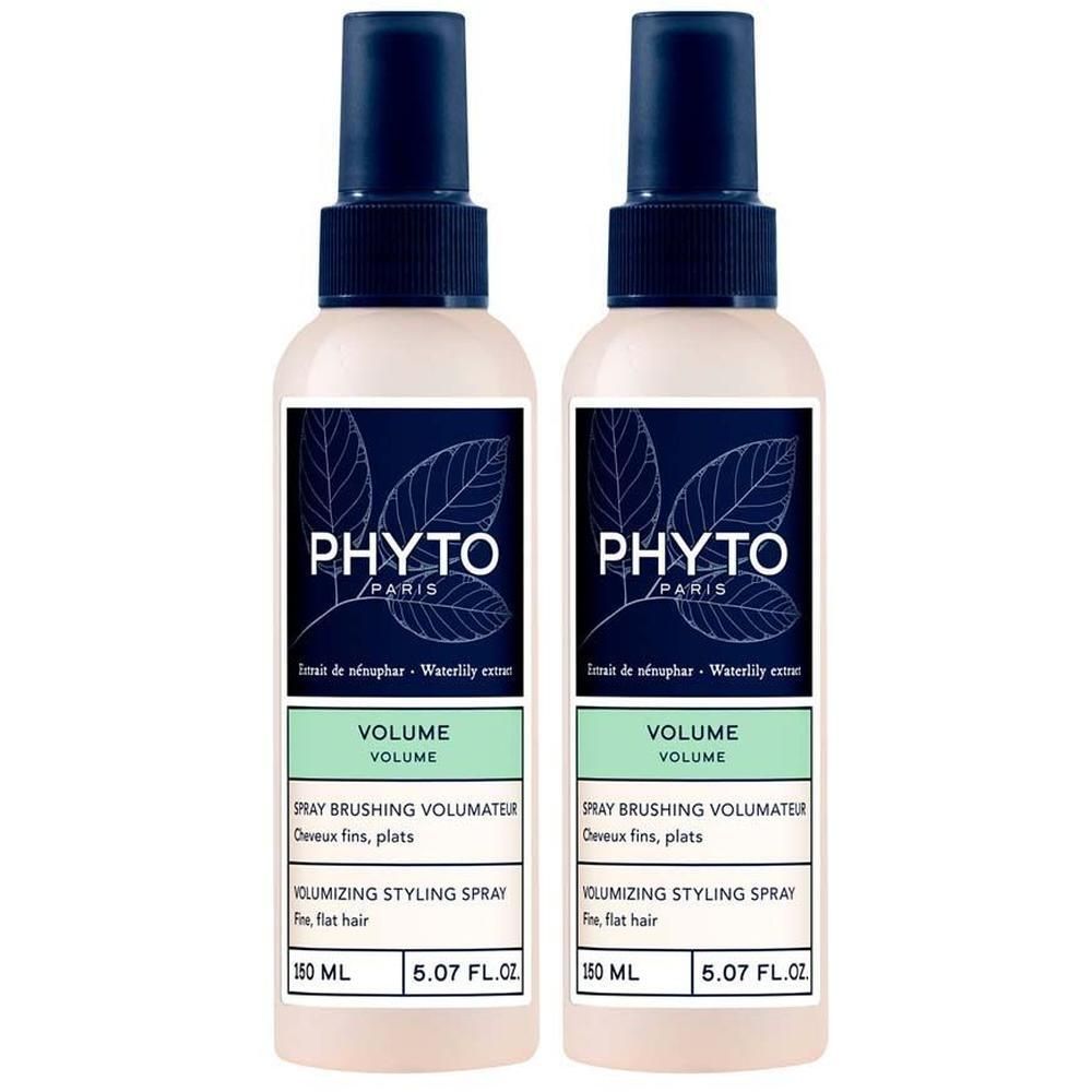 Zwei Sprühflaschen. Weißes Etikett mit blauem Logo und Text. "VOLUME" und "SPRAY BRUSHING VOLUMATEUR" sind sichtbar. Blaue Sprühköpfe.