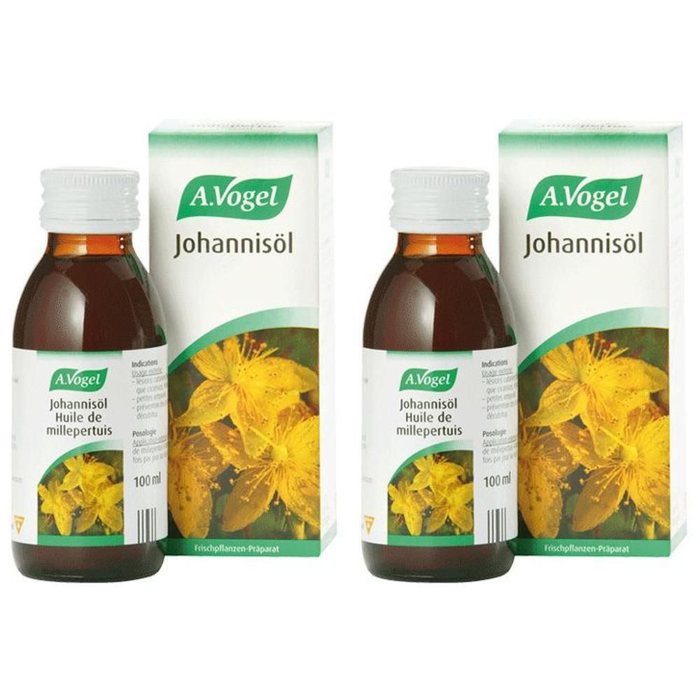 Zwei Flaschen Johannisöl mit weißen Deckeln und Etiketten. Daneben zwei Schachteln mit dem Produktnamen und gelben Blüten.