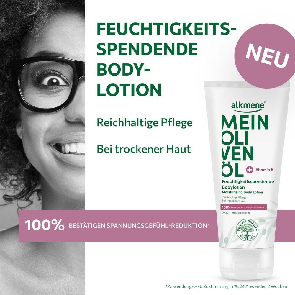 Frau mit Brille und MEIN OLIVENÖL Bodylotion. Aufschrift: Feuchtigkeitsspendende Bodylotion. Logo Pharma Quality Olive. Neu-Label.