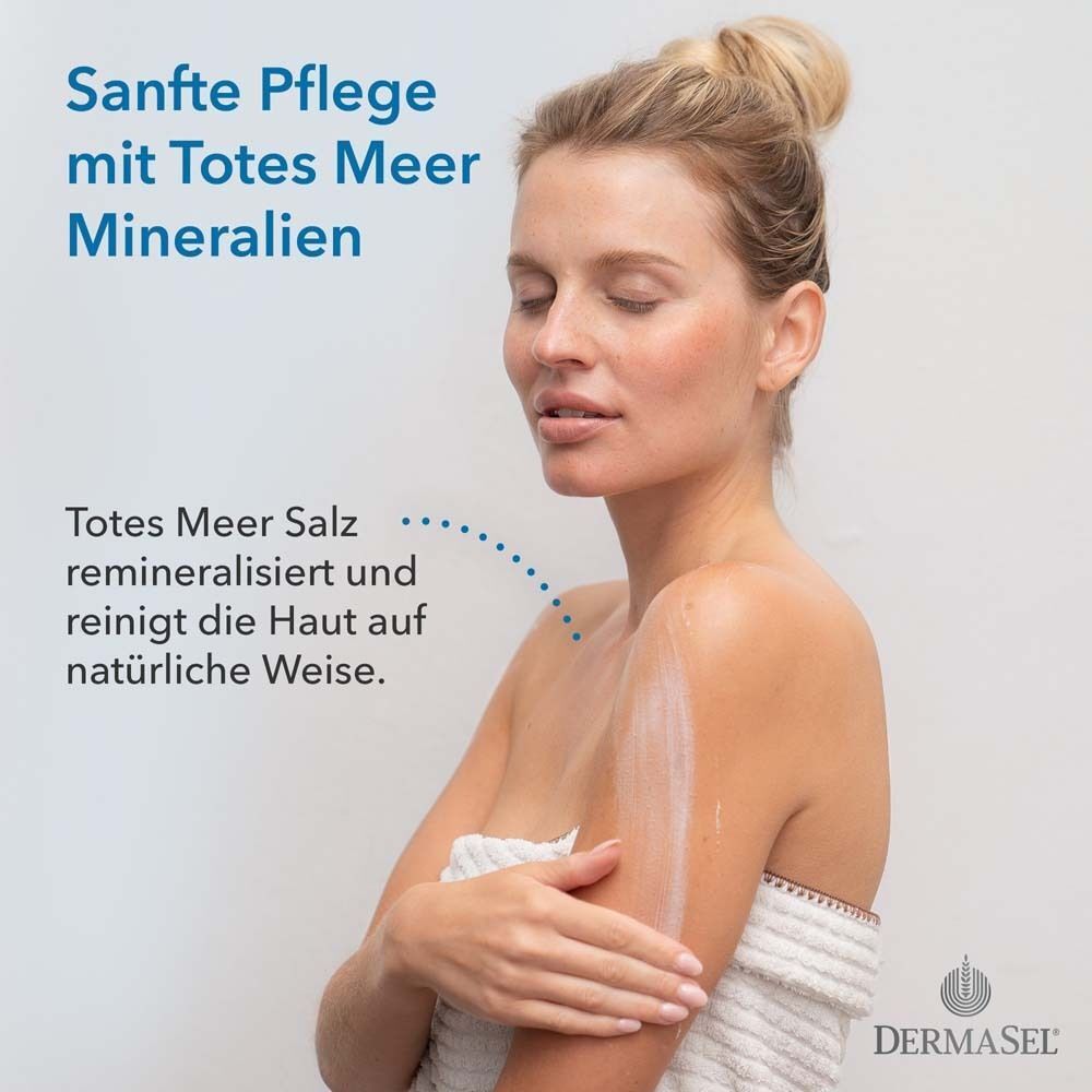 Frau mit Handtuch, trägt Lotion auf Arm auf. Text: Totes Meer Salz remineralisiert und reinigt die Haut.
