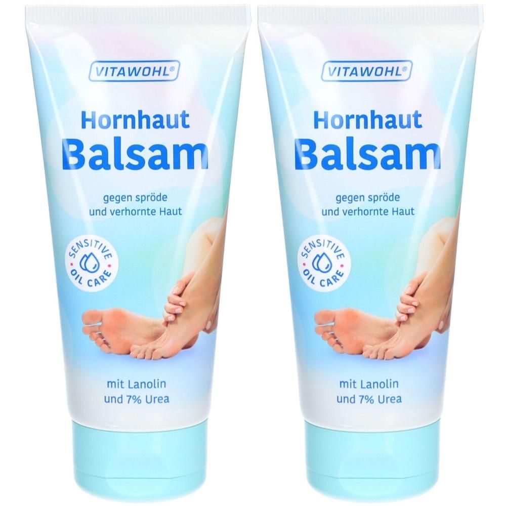 Zwei Tuben Hornhaut Balsam. Blaue und weiße Verpackung mit Produktnamen und Füßen. Enthält Lanolin und 7% Urea.
