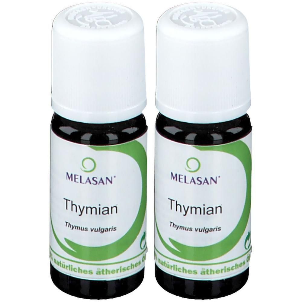 Zwei Fläschchen MELASAN Thymian. Weiße Kappen, braunes Glas, grüne Etiketten. Aufschrift: MELASAN, Thymian, Thymus vulgaris, natürliches ätherisches Öl.