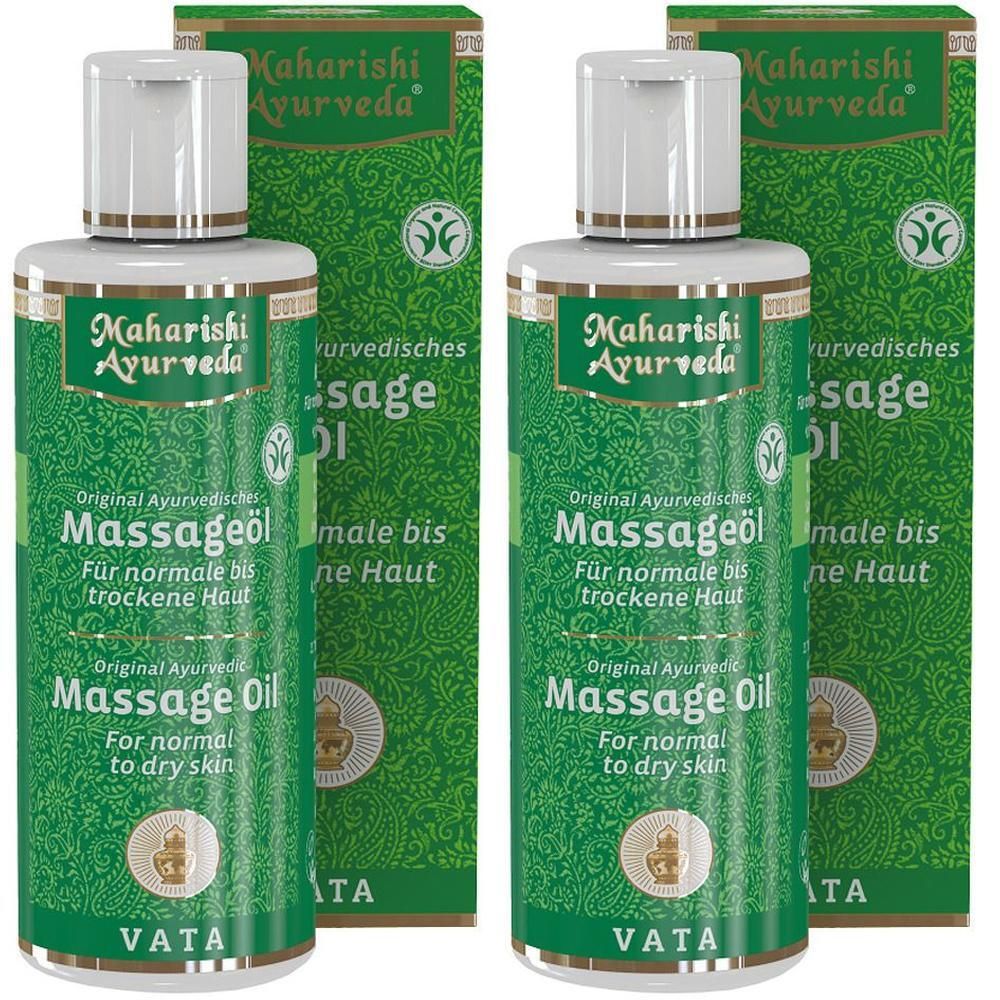 Zwei Flaschen Massageöl mit grüner Etikettierung und Verpackung. Aufschrift: Maharishi Ayurveda, Massageöl, für normale bis trockene Haut.