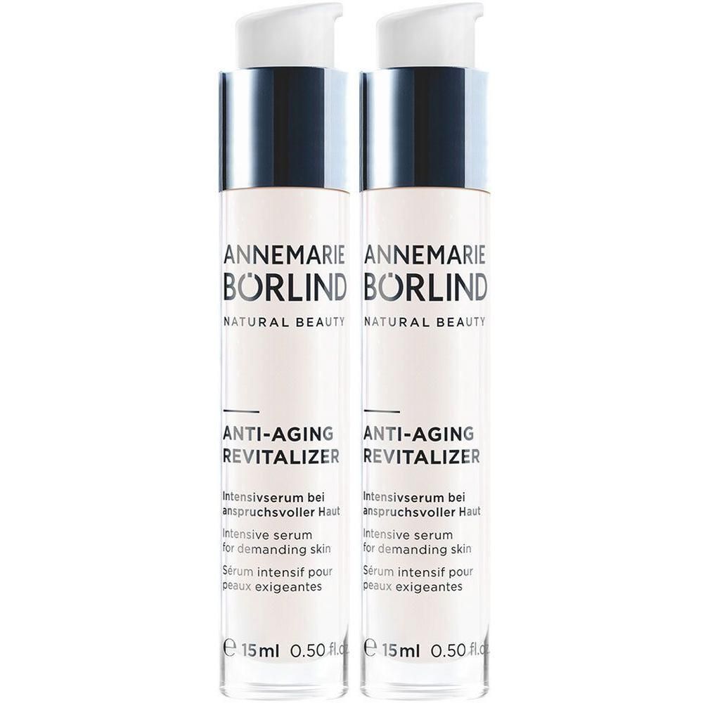 Zwei Flaschen BÖRLIND Anti-Aging Revitalizer. Weiße Flaschen mit silbernen Pumpköpfen. Text: Anti-Aging Revitalizer, 15ml.