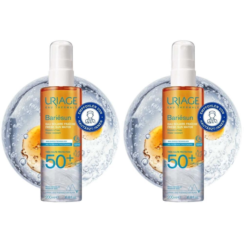 Zwei Sprays URIAGE Bariesun Fresh Sun Water SPF 50+. Weiße Sprühköpfe, orangefarbene Flüssigkeit. Blaue und gelbe Etiketten.