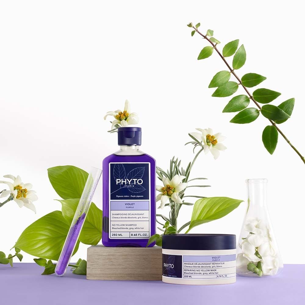 Violettes Shampoo und Haarkur mit Pflanzenarrangements. Aufschrift: PHYTO PARIS, Violet, No Yellow Shampoo. 250 ml.