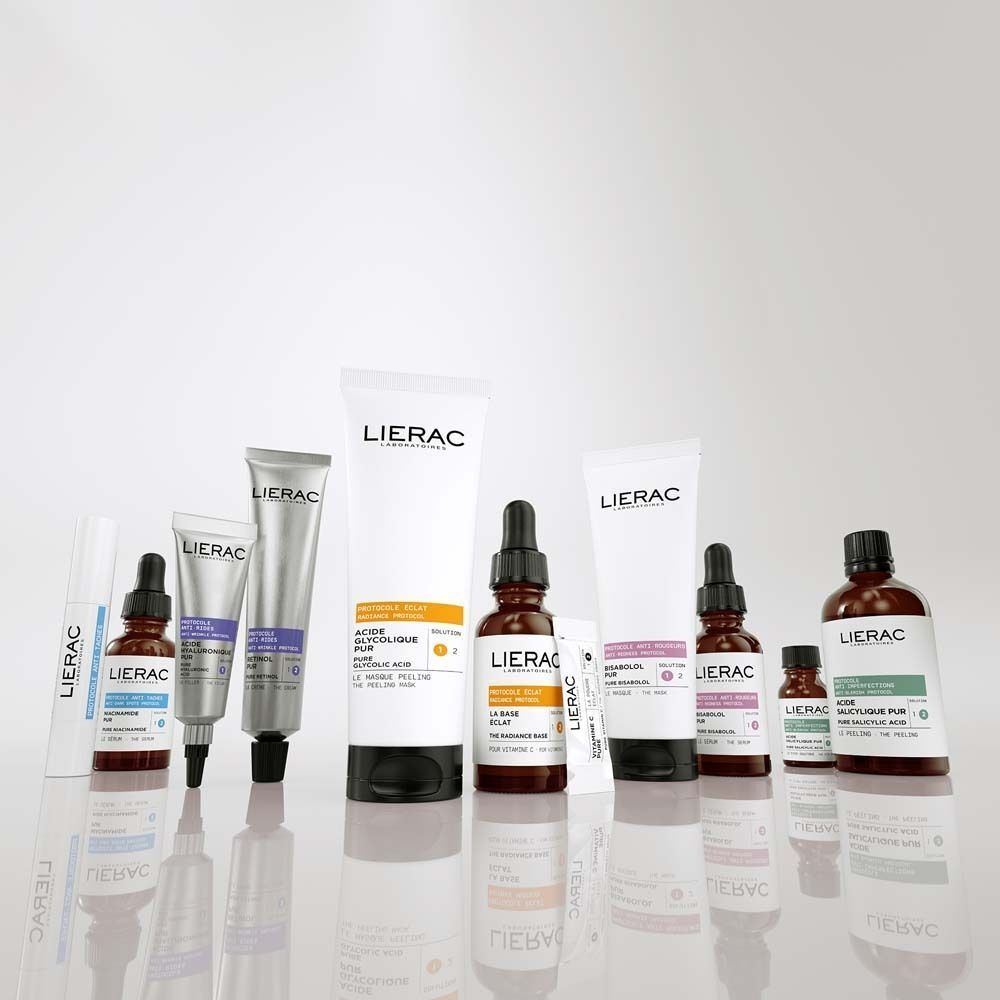 Verschiedene Kosmetikprodukte. Flaschen, Tuben und Tiegel. Etiketten mit LIERAC. Einige Produkte mit PROTOCOLE ANTI-TACHES.