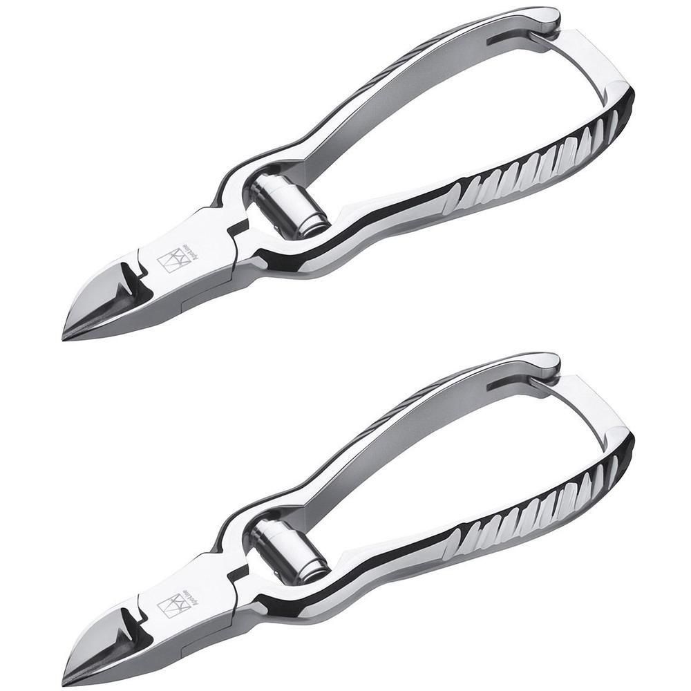 Zwei Nagelzangen aus Metall. Die Griffe sind gebogen und geriffelt. Die Schneiden sind spitz zulaufend.
