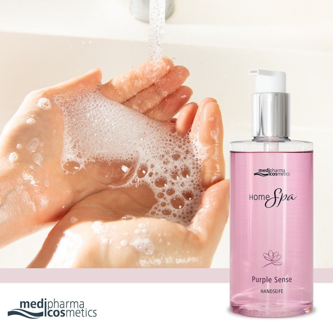 Hände unter fließendem Wasser. Daneben eine Flasche HOME SPA Purple Sense Handseife. Schaum auf den Händen.