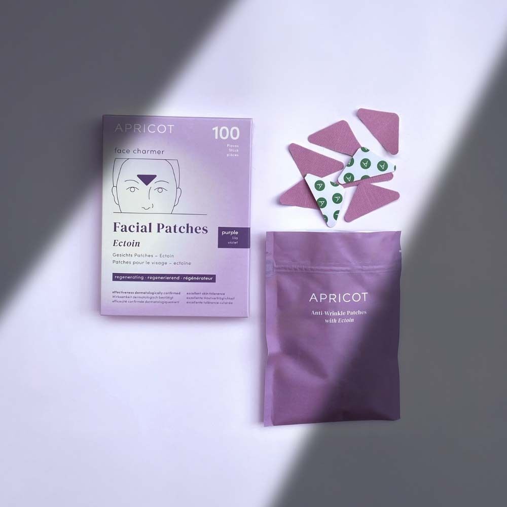 APRICOT Facial Patches Packung, Beutel und lose Patches. Lila Verpackung und Beutel. Dreieckige Patches.