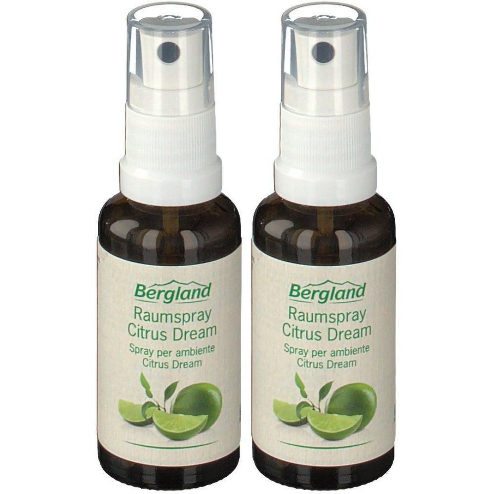 Zwei Sprühflaschen mit weißem Sprühkopf. Auf den Etiketten steht "Bergland Raumspray Citrus Dream". Abbildung von Limetten.