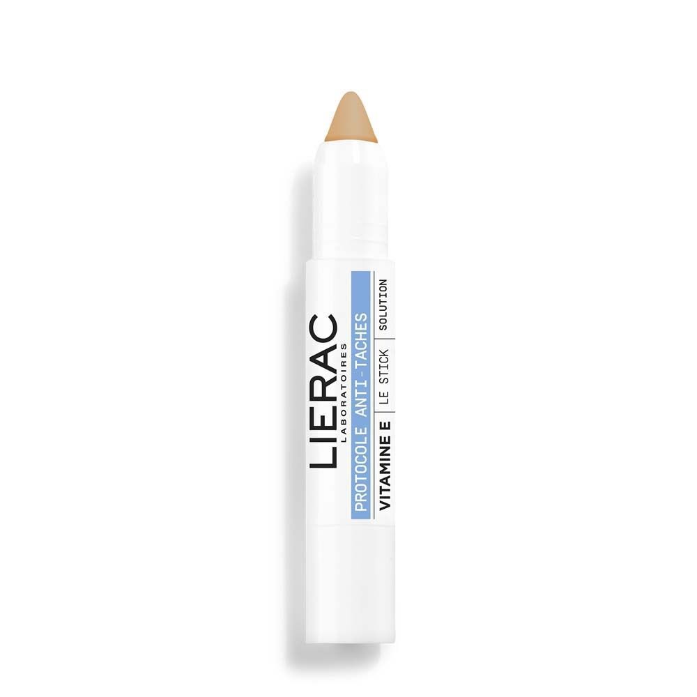 Weißer Stick mit beigefarbener Spitze. Aufschrift: LIERAC, Protocole Anti-Taches, Vitamine E, Le Stick, Solution.