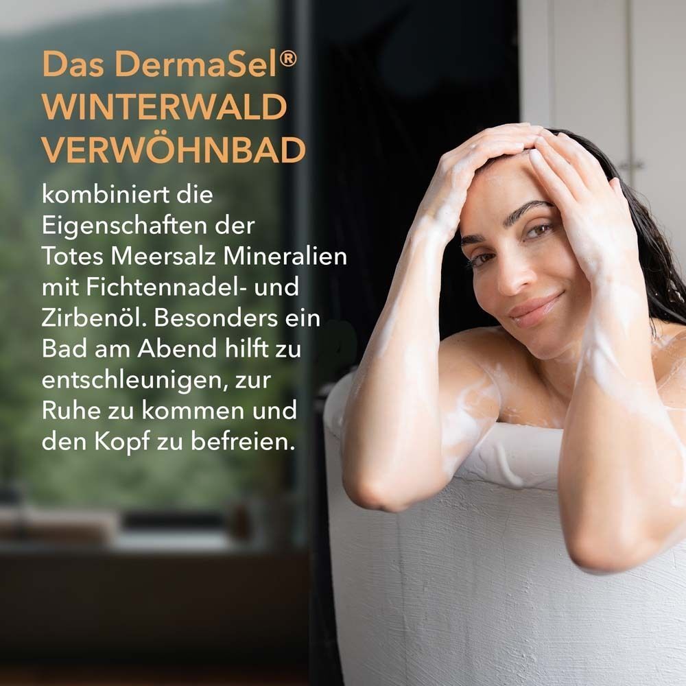 Frau in Badewanne. Text: Das DermaSel Winterwald Verwöhnbad kombiniert Eigenschaften von Totes Meer Mineralsalzen mit Fichtennadel- und Zirbenöl.