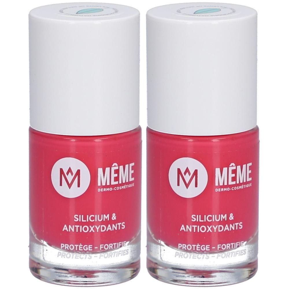 Zwei Flakons Nagellack, rosa Farbe. Weißer Deckel, transparente Glasflasche. Aufschrift: MÊME, Silicium & Antioxidantien.