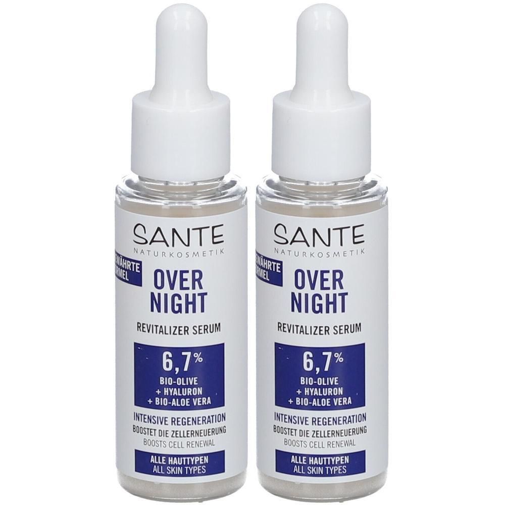 Zwei Flaschen Serum mit Pipette. Aufschrift: OVER NIGHT Revitalizer Serum, 6,7%, BIO-Olive, Hyaluron, Bio-Aloe Vera. Für alle Hauttypen.