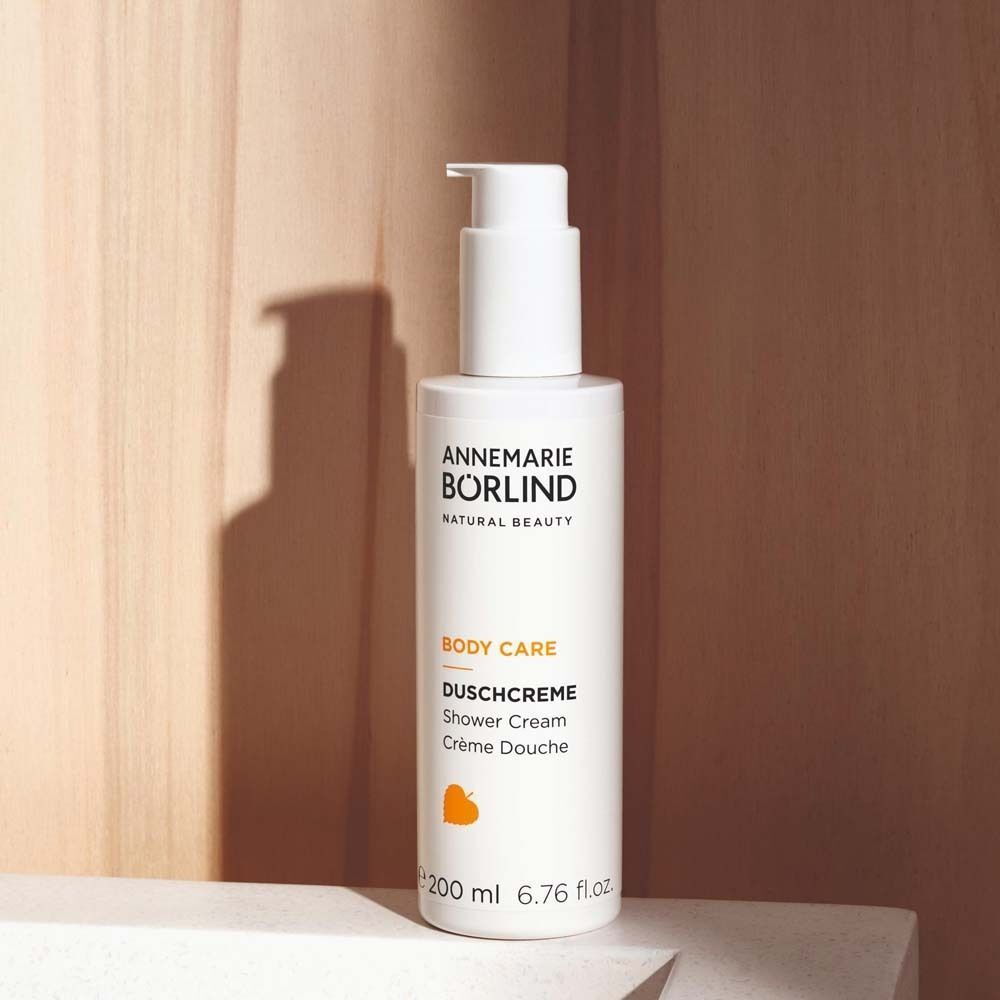 Weiße Flasche mit Pumpspender, Annemarie Börlind Body Care Duschcreme, 200 ml.