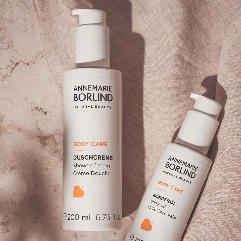 Annemarie Börlind Body Care Duschcreme und Körperöl in weißen Pumpflaschen. Duschcreme 200 ml.