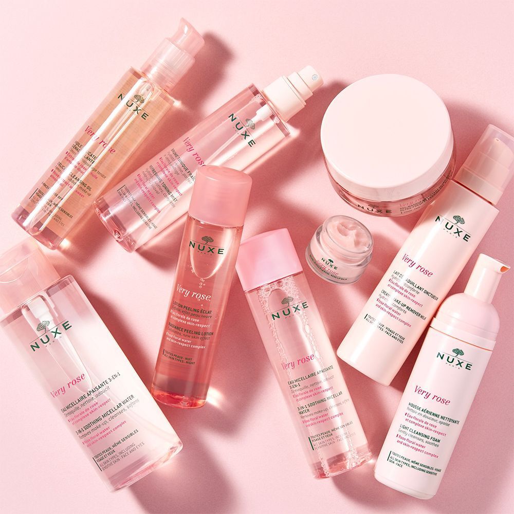 Verschiedene NUXE-Produkte auf rosa Untergrund. Enthalten: Flaschen, Tiegel, Sprays. Aufschrift: Very Rose.