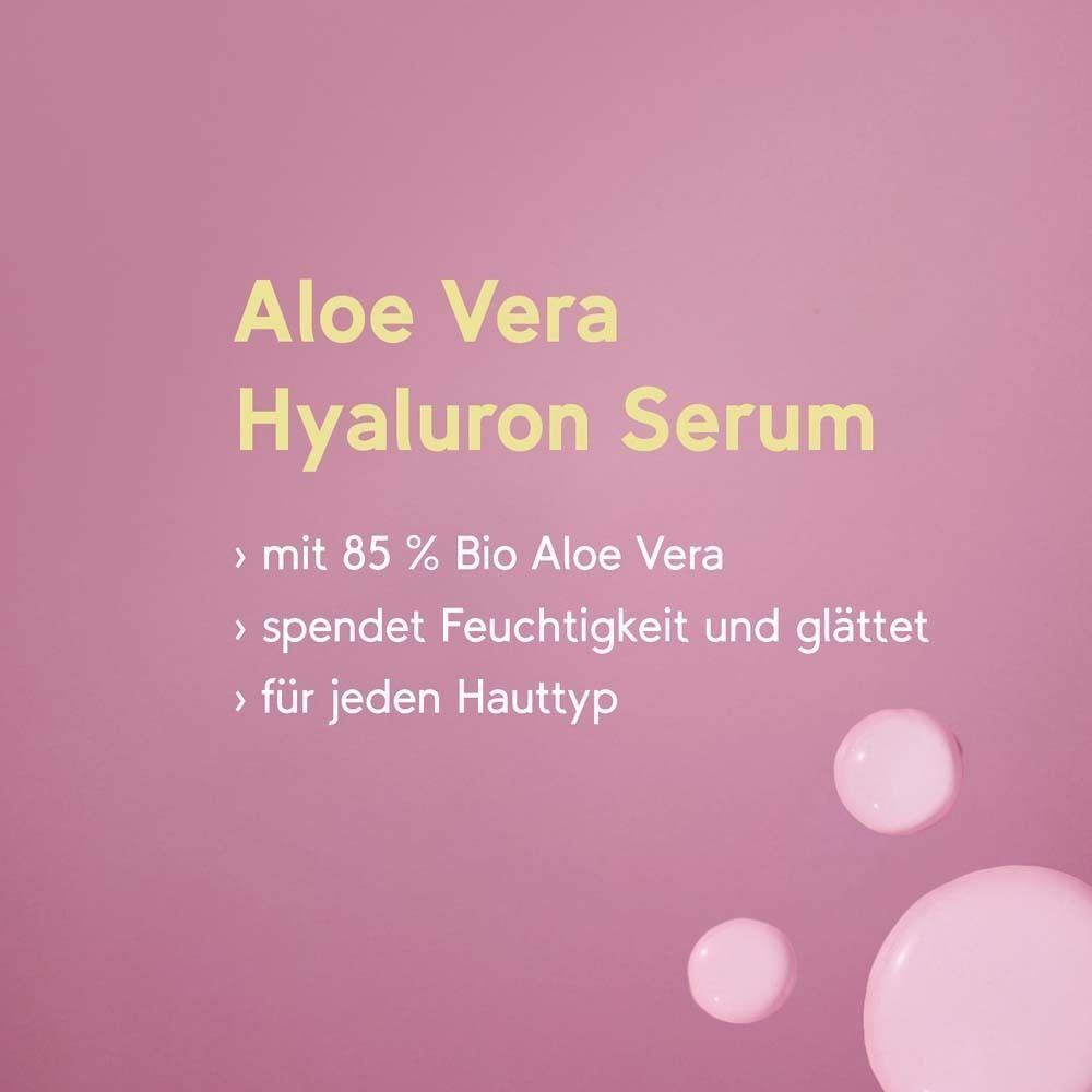 Text auf rosa Hintergrund: Aloe Vera Hyaluron Serum. Enthält 85% Bio Aloe Vera. Spendet Feuchtigkeit und glättet. Für jeden Hauttyp.
