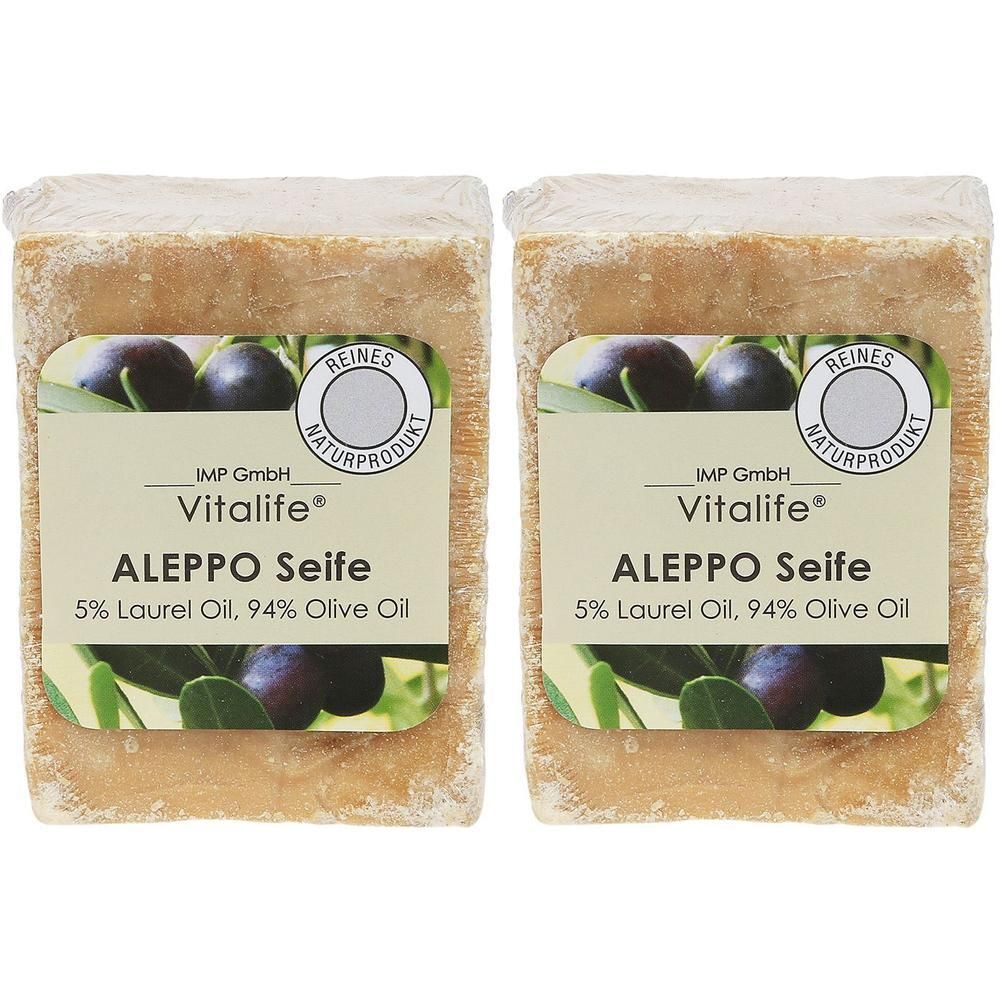 Zwei Seifenstücke in Verpackung. Aufschrift: ALEPPO Seife, 5% Lorbeeröl, 94% Olivenöl. Marke: Vitalife. Siegel: Reines Naturprodukt.