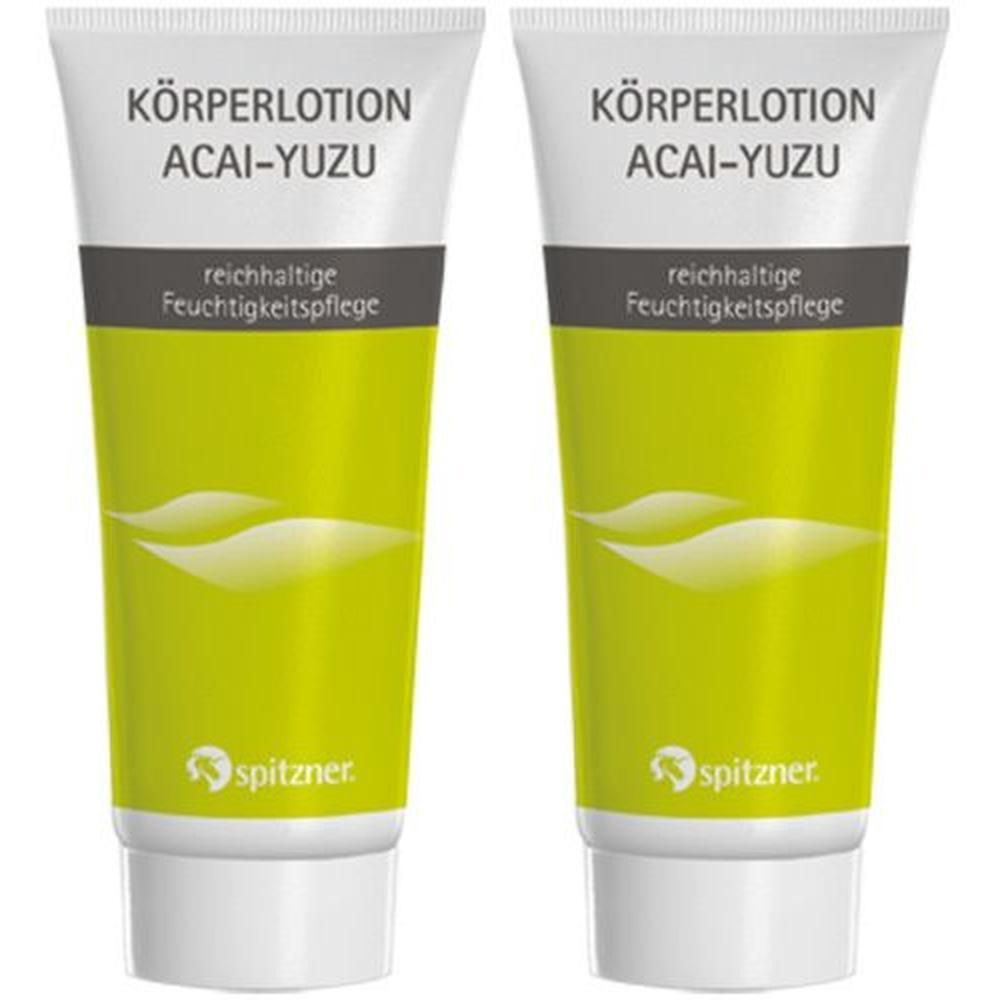 Zwei Tuben Körperlotion. Weißer Deckel, grüner Körper, grauer Streifen mit Text. Schriftzug: KÖRPERLOTION ACAI-YUZU, spitzner.