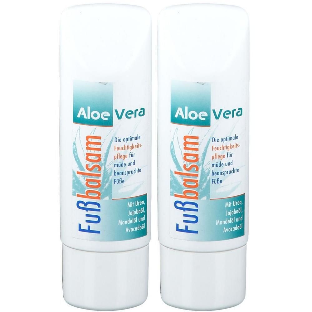 Zwei weiße Tuben Aloe Vera Fußbalsam. Aufschrift: Aloe Vera, Fußbalsam. Text: Die optimale Feuchtigkeitspflege für müde und beanspruchte Füße.
