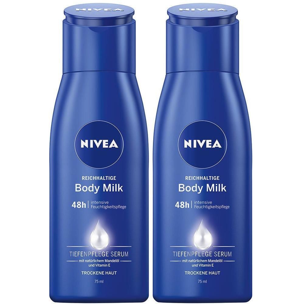Zwei blaue Flaschen NIVEA Body Milk. Aufschrift: Reichhaltige Body Milk, 48h Feuchtigkeitspflege, Tiefenpflege Serum, trockene Haut.