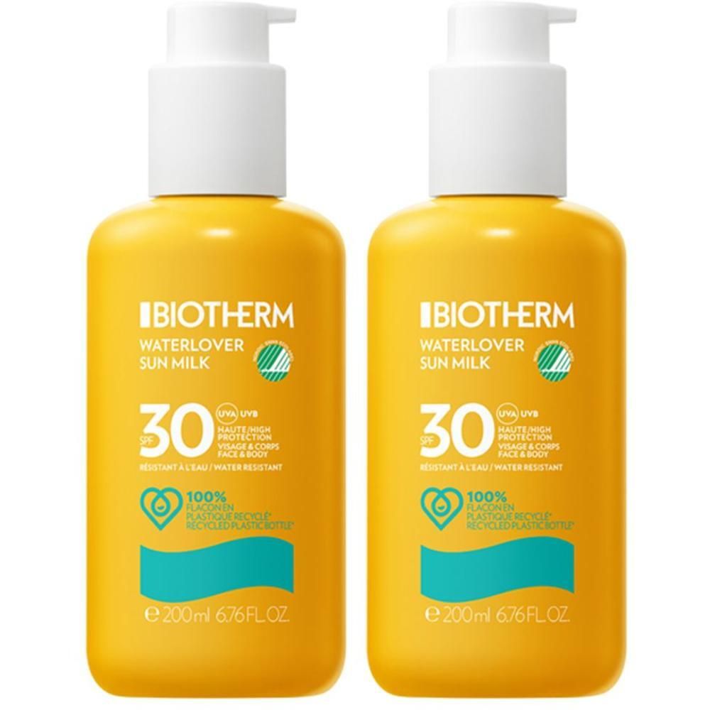 Zwei gelbe Flaschen mit weißem Pumpverschluss. Aufschrift: BIOTHERM Waterlover Sun Milk 30. Mit grünen und türkisen Elementen.